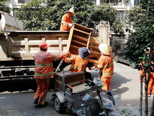 漢陽城管為民服務，義務清理小區建筑垃圾，共建美好家園